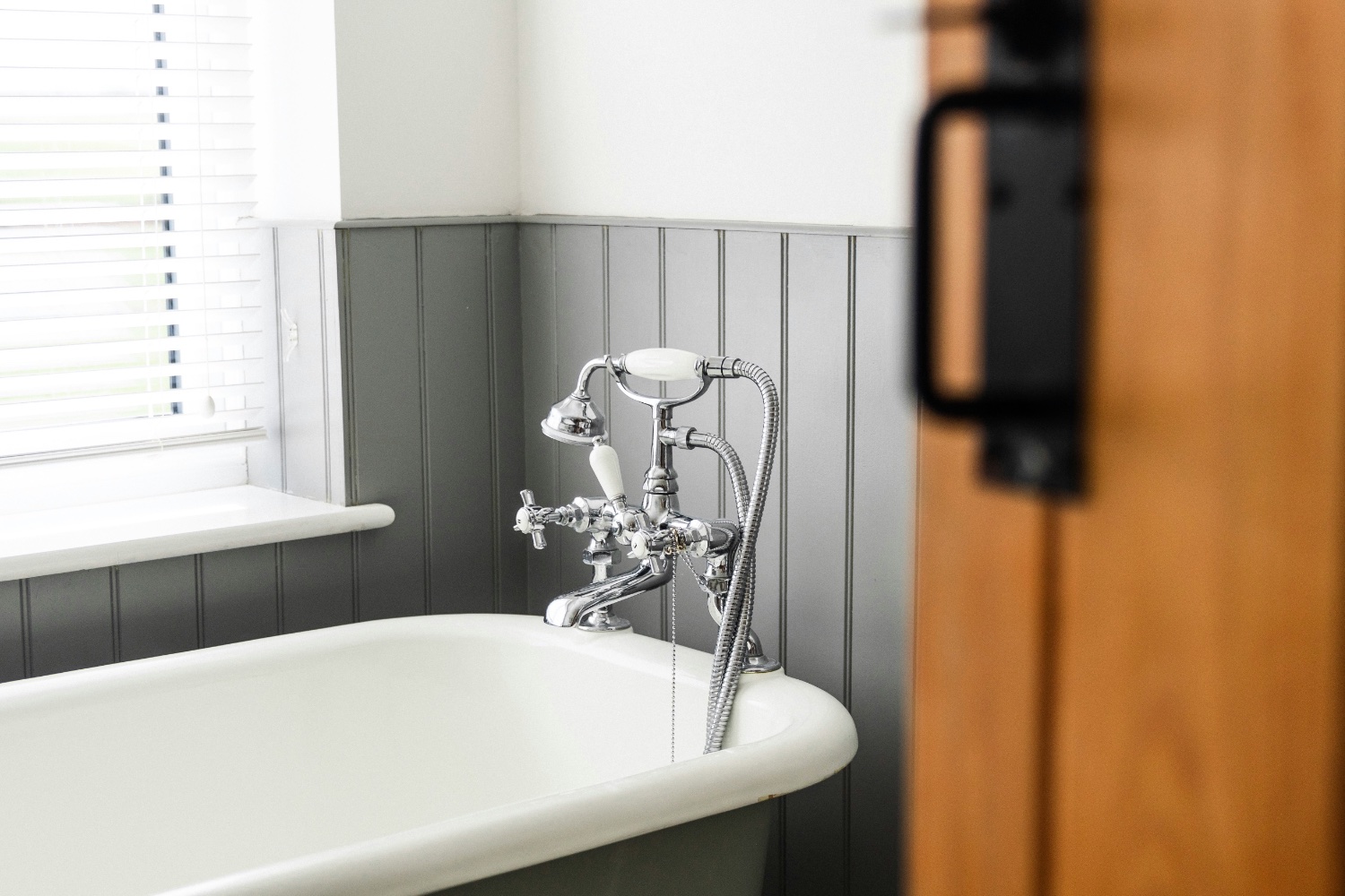 Glossy white bathtub refinished by Hawaiian Tubs in Honolulu