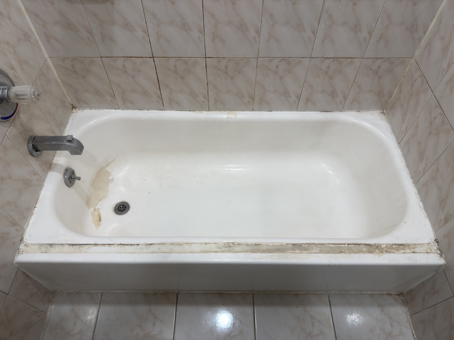 Bathtub before refinishing